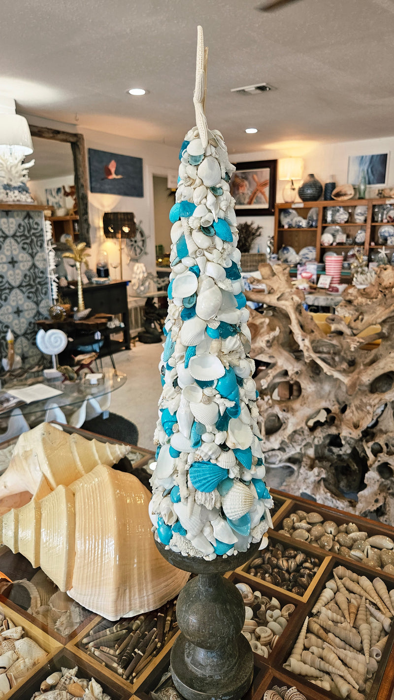 Side profile of the seashell tree, emphasizing the conical shape and the layering of the turquoise and white shells.