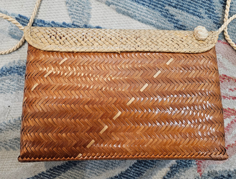 Vintage Genie Purse Woven Straw Clutch Bag With Shell Pearl Accent