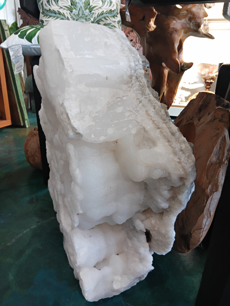 White Onyx Wine Holder with 15 Bottle Openings – Natural Sculptural Stone Rack